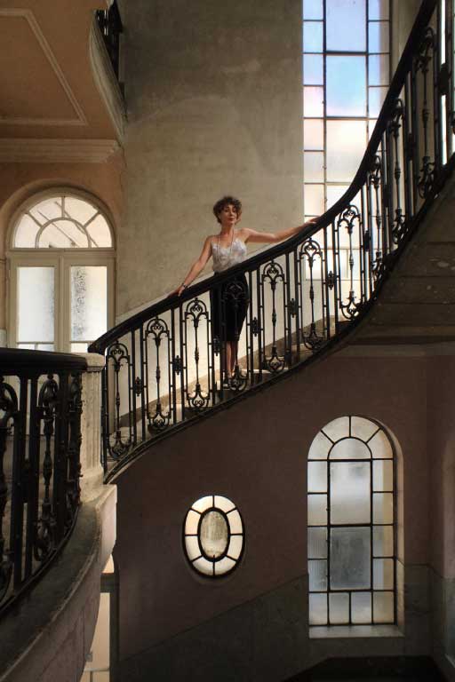 Removalists New Farm page image of a lady on a staircase