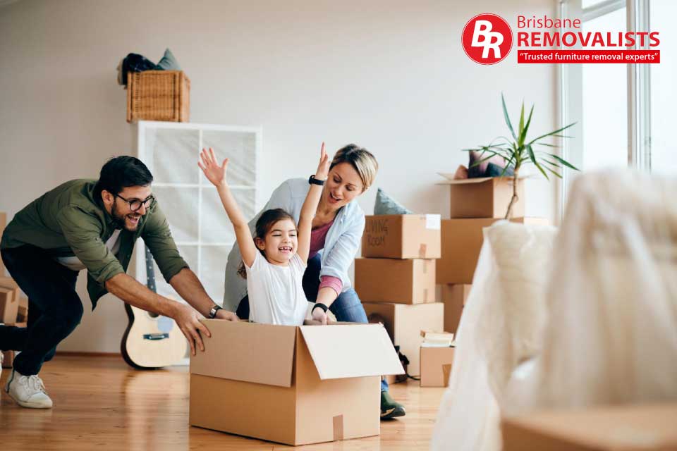 risks of cheap moving companies article image of happy family in a new home